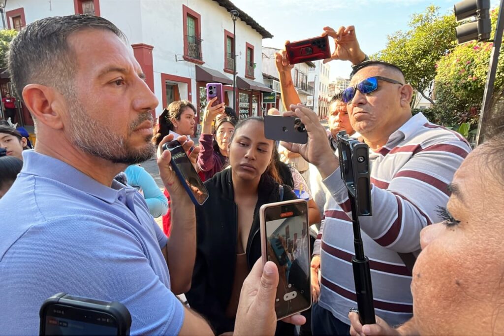 Gobierno de Puerto Vallarta atiende manifestación de padres de familia de la primaria Teresa Barba Palomera