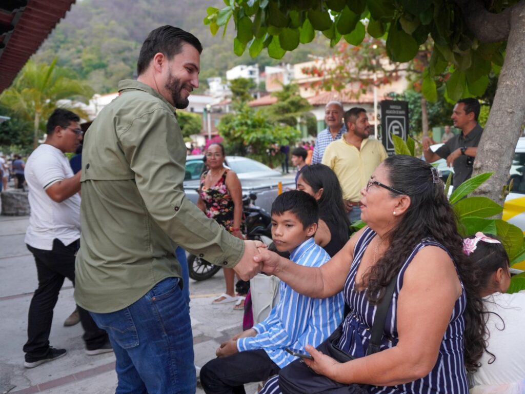 Visita Munguía a vecinos de la colonia El Caloso