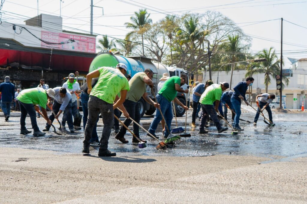 SEAPAL Vallarta continúa apoyando en la limpieza y liberación vialidades