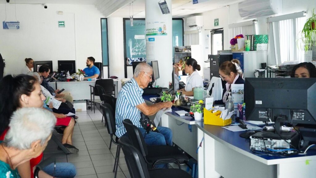 Apoya SEAPAL a adultos mayores con descuentos en su pago de agua