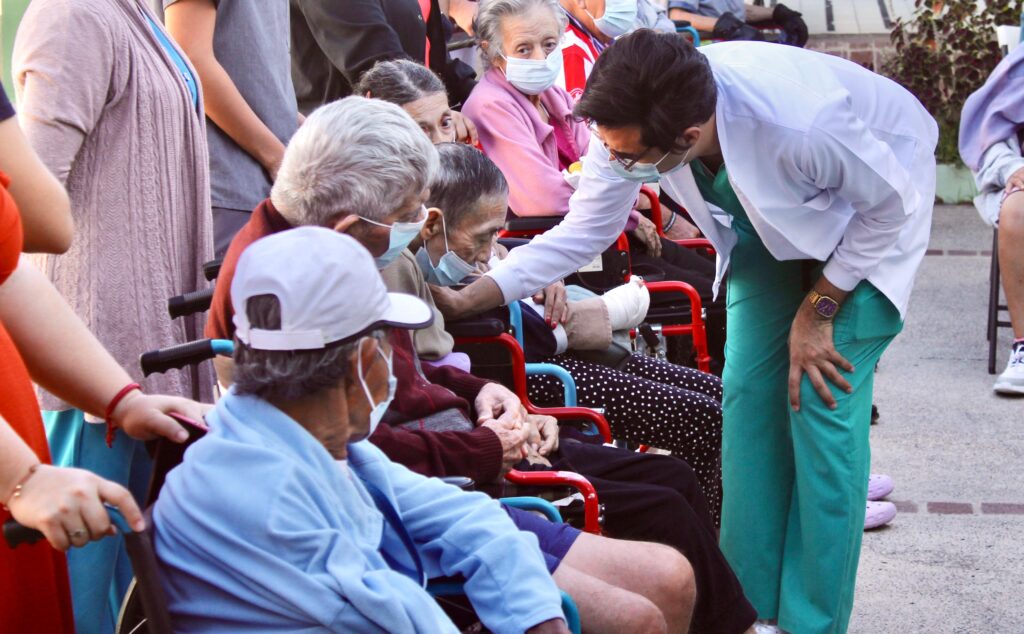 Protege DIF Vallarta a adultos mayores del CAIAM con jornada de vacunación