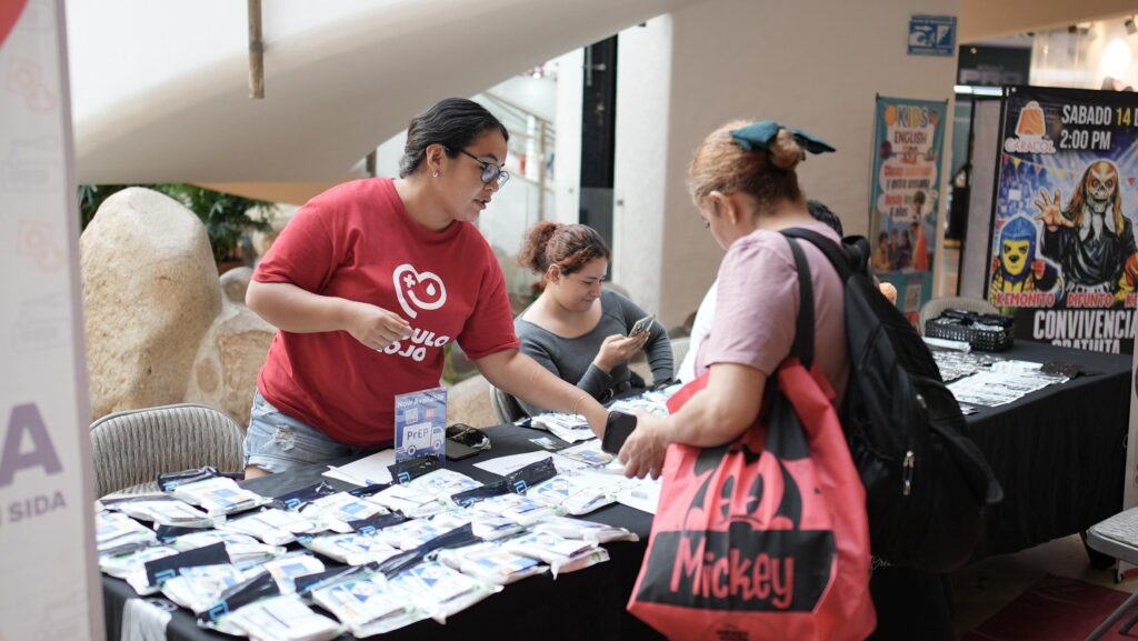 Entregan 500 autopruebas de VIH en Plaza Caracol