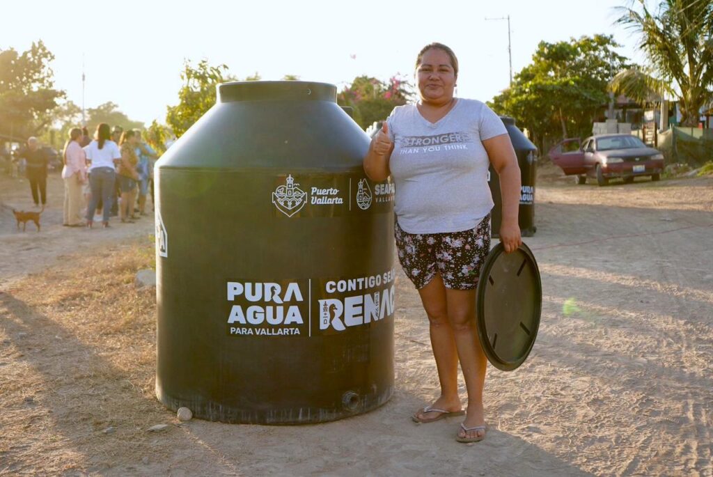 Tinacos gratuitos fortalecen el abasto de agua en hogares de Ixtapa