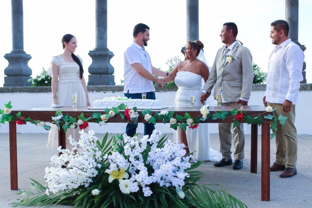 Más de 300 parejas sellan su amor frente al mar en una ceremonia de matrimonios colectivos * *