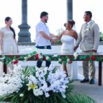 Más de 300 parejas sellan su amor frente al mar en una ceremonia de matrimonios colectivos * *