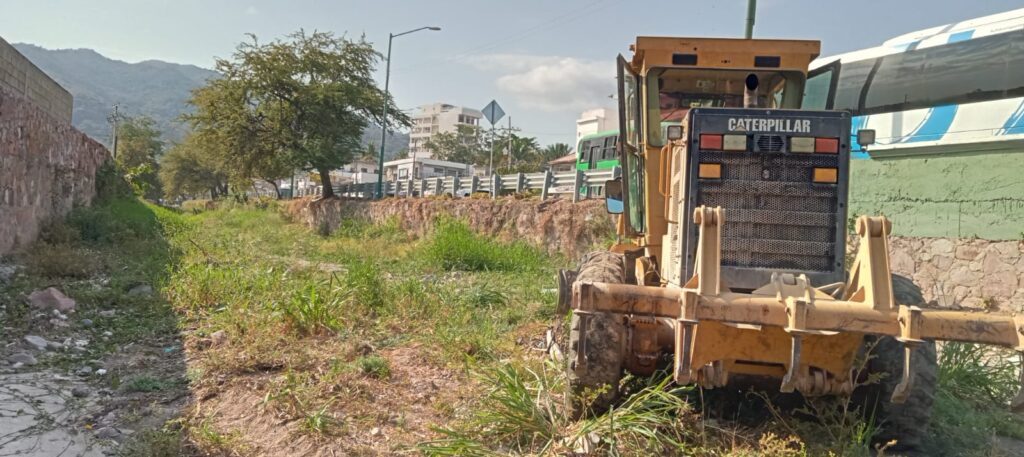 Gobierno de Puerto Vallarta continúa con los trabajos de desazolve en canales