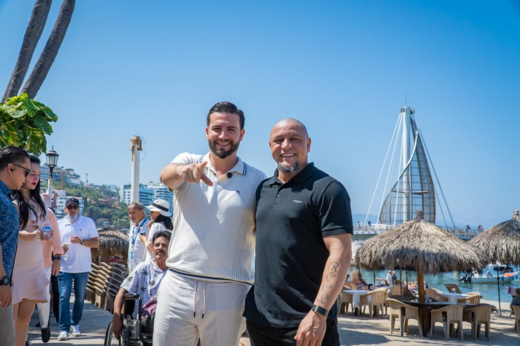 *El exfutbolista y campeón mundial brasileño Roberto Carlos visitó Puerto Vallarta *