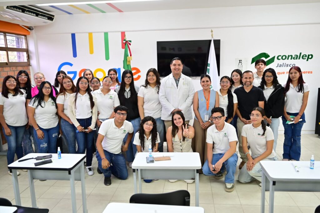 “Pa’ Que Veas Bien” entrega lentes gratuitos a estudiantes del CONALEP Ixtapa