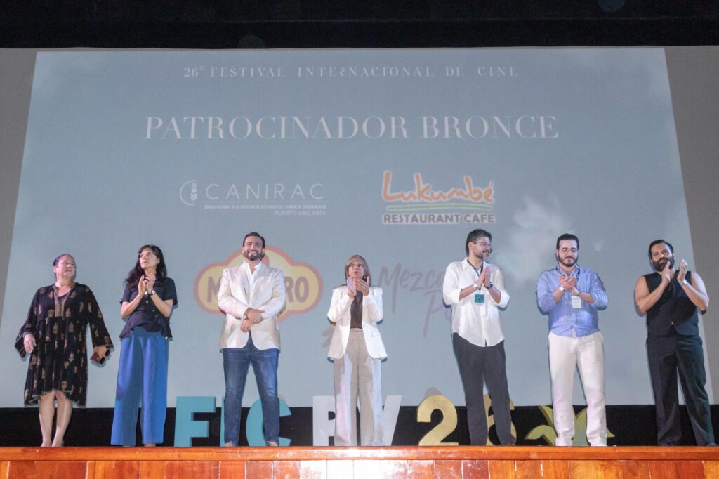 Alcalde de Puerto Vallarta entrega iguana de oro en el Festival Internacional de Cine