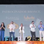 Alcalde de Puerto Vallarta entrega iguana de oro en el Festival Internacional de Cine