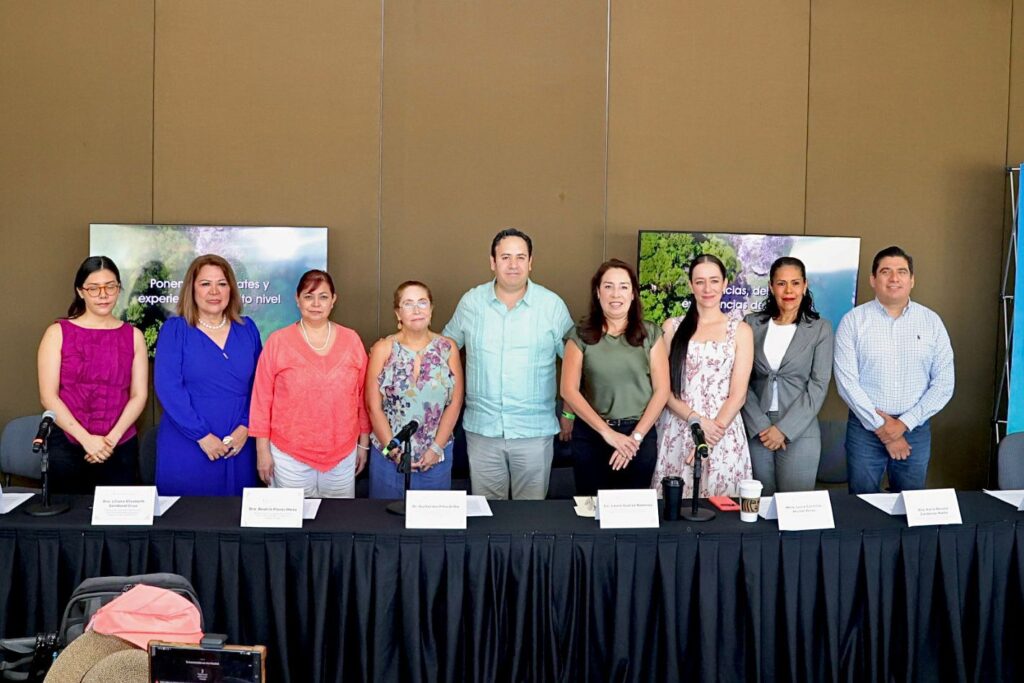Especialistas médicos entregan auxiliares auditivos a usuarios de DIF Vallarta