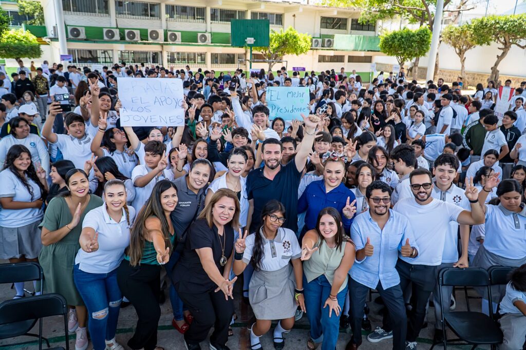 Luis Munguía convive con estudiantes de la ETI en jornada de salud