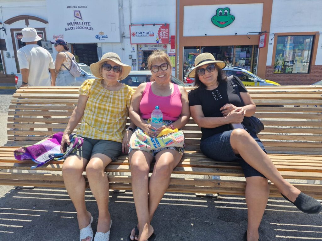 Disfrutan turistas su estancia en Puerto Vallarta