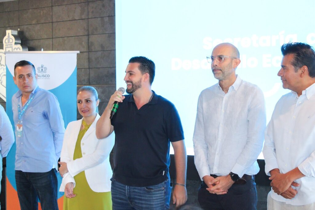 Dan banderazo a apoyos del Gobierno estatal para empresas en Puerto Vallarta