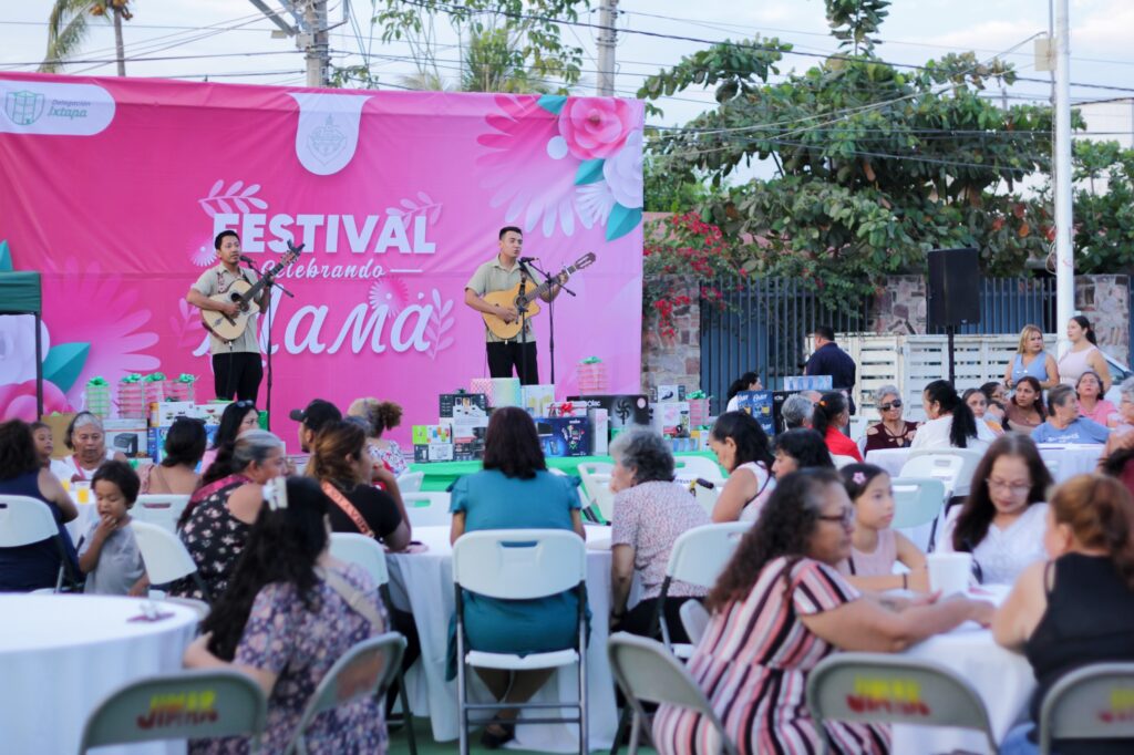 Celebran a mamás en la Delegación de Ixtapa