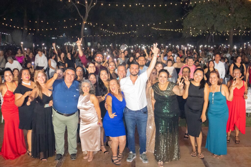 Docentes vallartenses celebraron su día con gran festejo