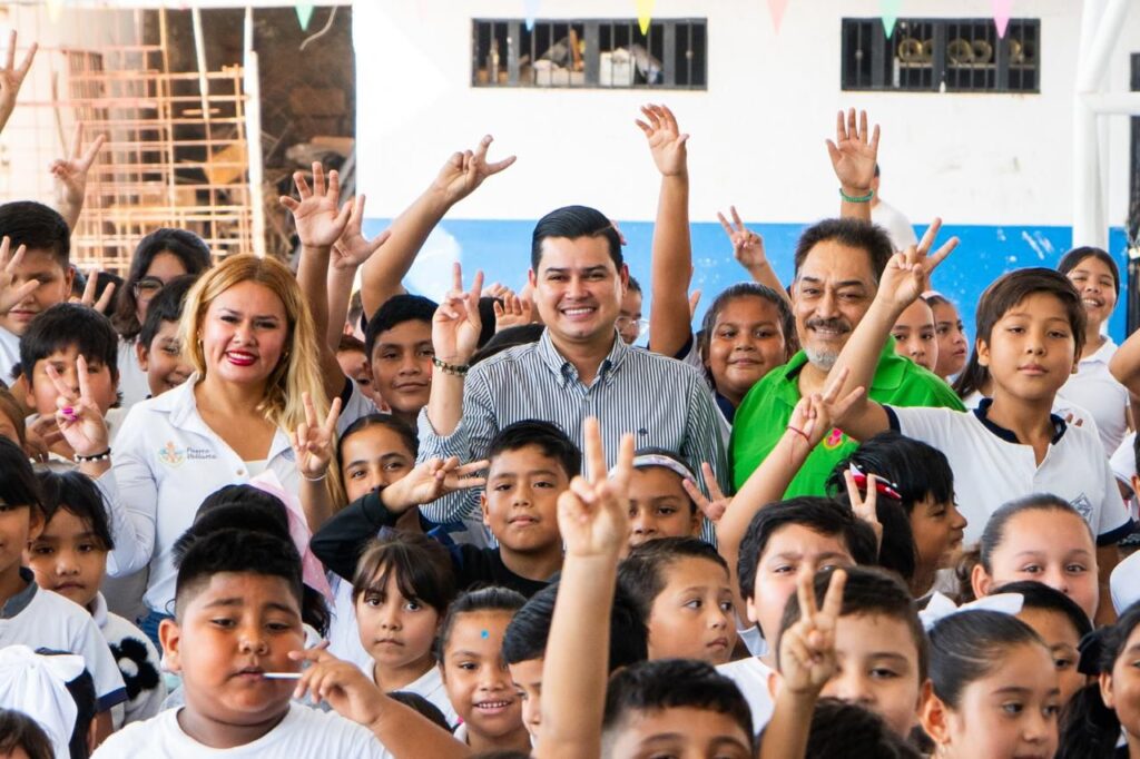Llevan Bebederos Escolares a la Primaria Constitución de El Mangal