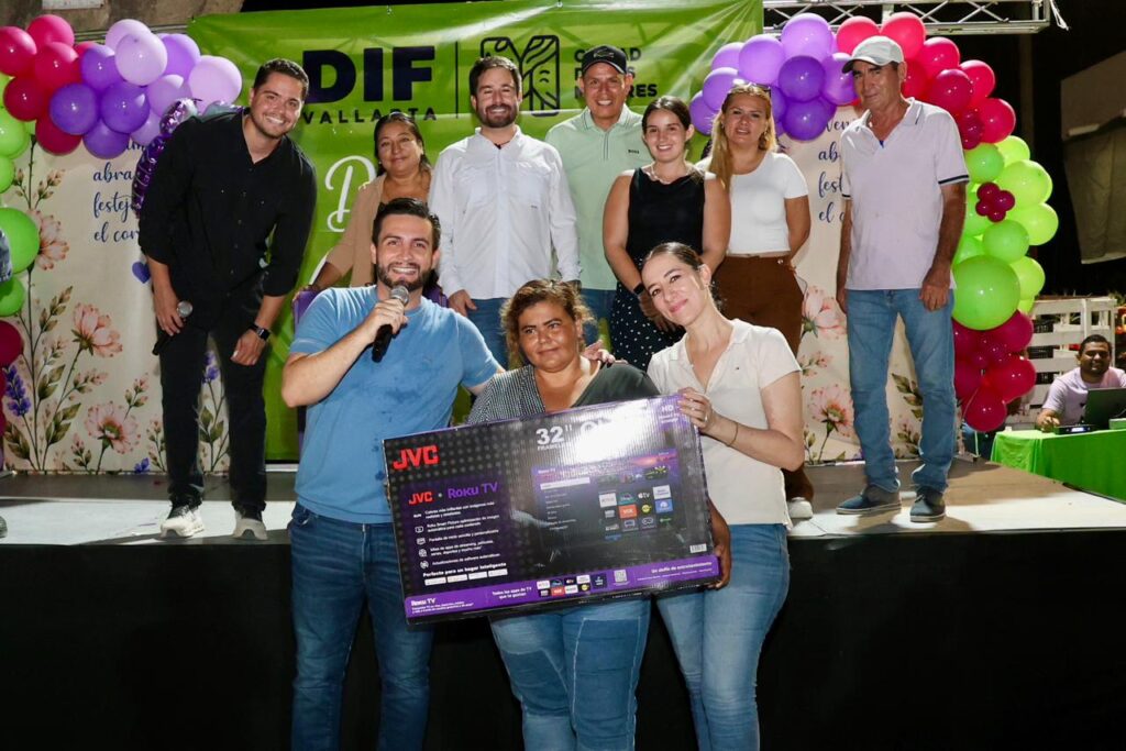 Llevan Luis Munguía y Lucky Michel celebración a mamás de Cañadas