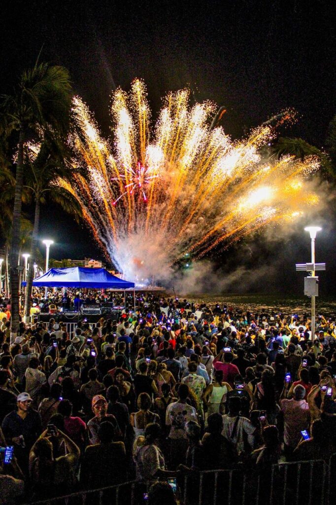 Puerto Vallarta celebró su aniversario con música, tradición y fuegos artificiales en el Malecón