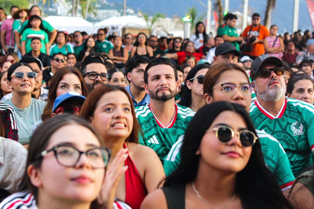 Afición vallartense celebró triunfo de México en Vibra Jalisco Zona Fan