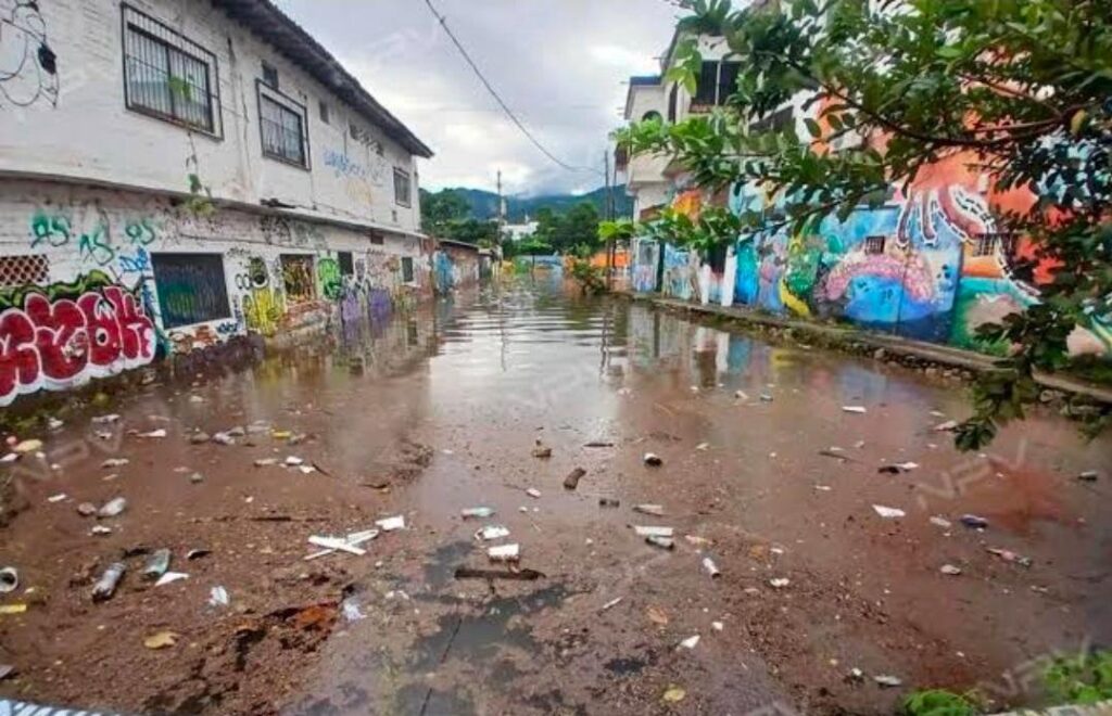 Continúan los trabajos de desazolve para evitar inundaciones