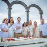 Arquitecto Luis Munguía encabeza corte de pastel por el Aniversario de Puerto Vallarta
