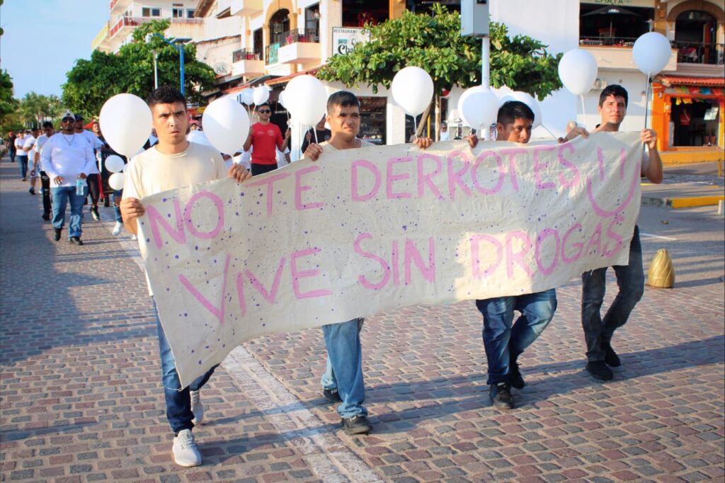 Desfilan en Puerto Vallarta para conmemorar el Día Internacional de la Lucha Contra el Uso Indebido de Sustancias