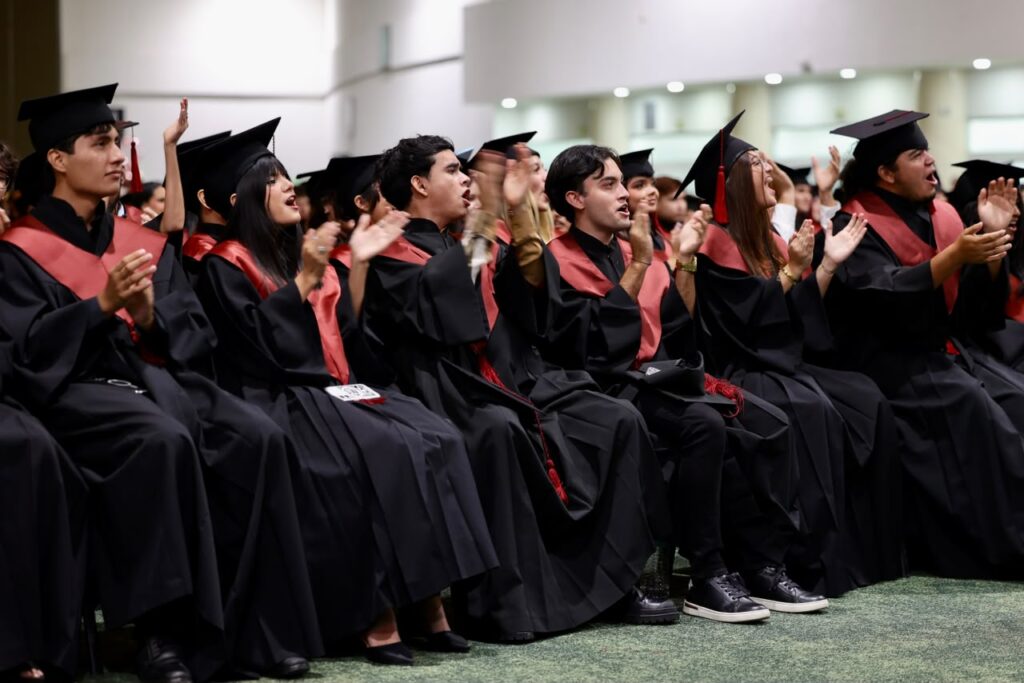 «Puerto Vallarta cree en ustedes»: arquitecto Luis Munguía acompaña graduación de la Preparatoria Regional