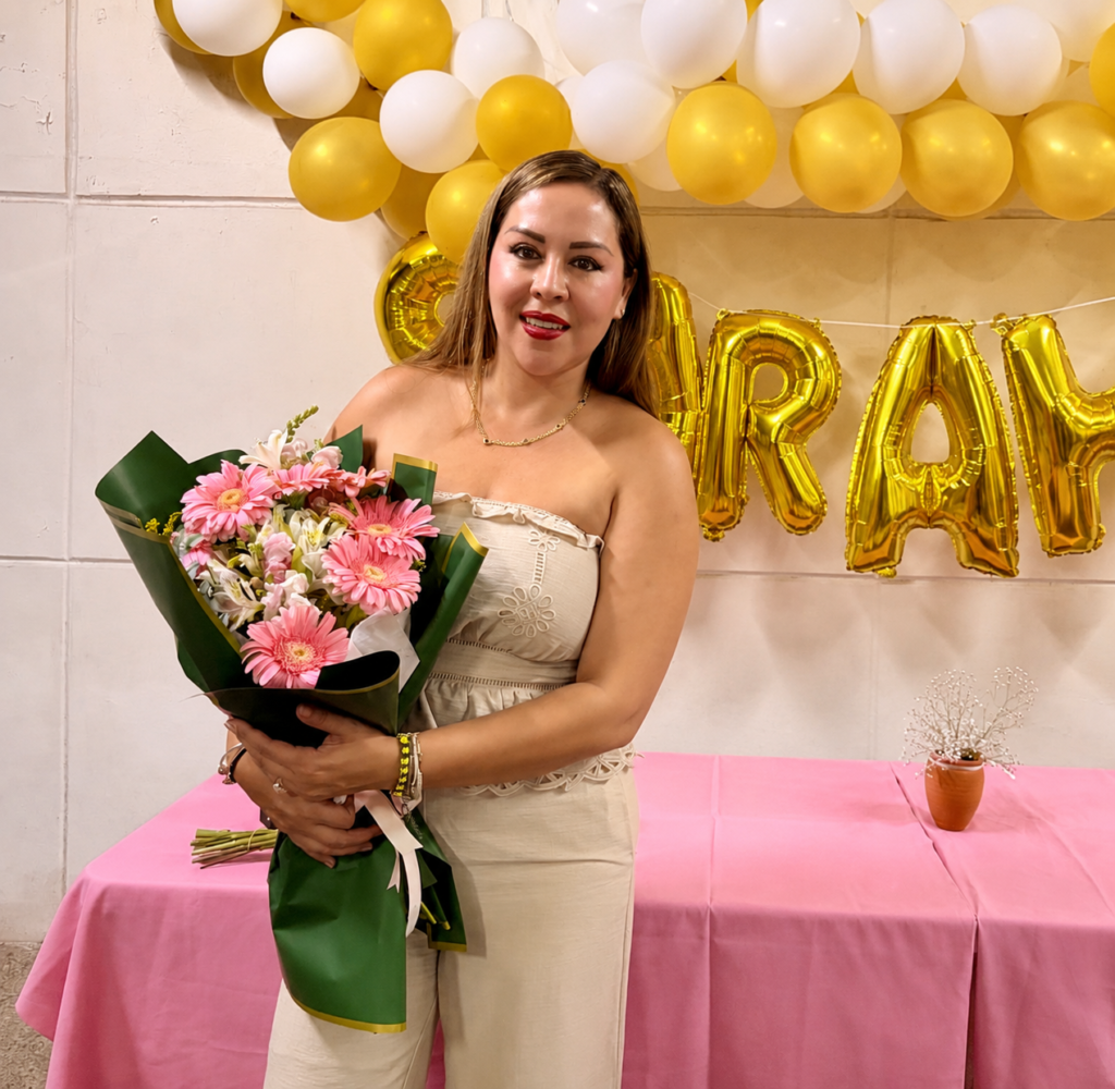 Entre flores, abrazos y un delicioso pozole, Sarahy Hernández celebró un año más de vida
