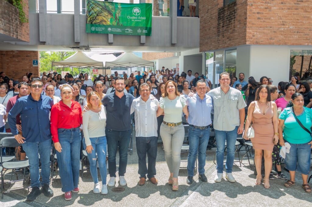 Luis Munguía entrega constancias de los talleres gratuitos de oficios a egresados de los CDC