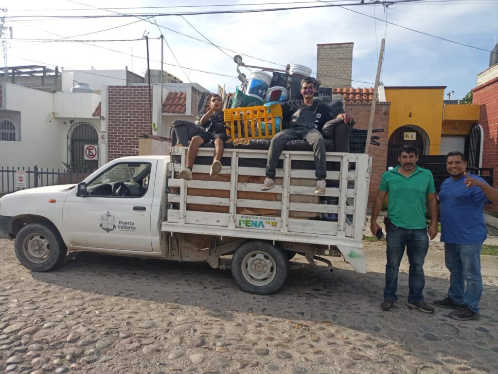 Gobierno Municipal atiende 30 puntos con cacharros en colonias de Puerto Vallarta
