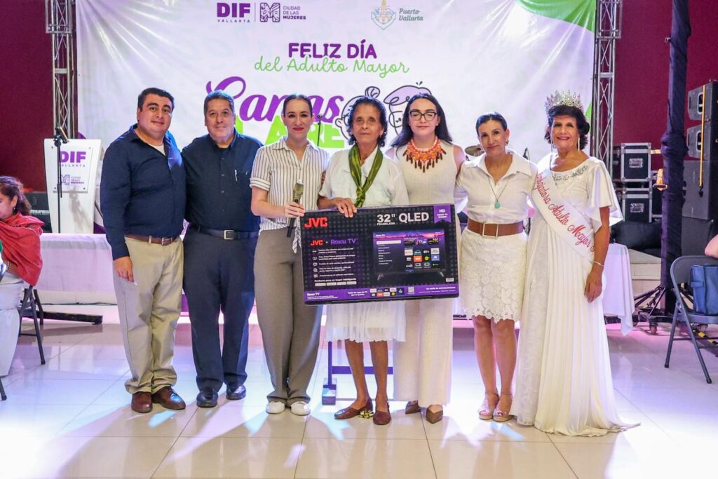 Celebran adultos mayores su día con tradicional “canas al aire”