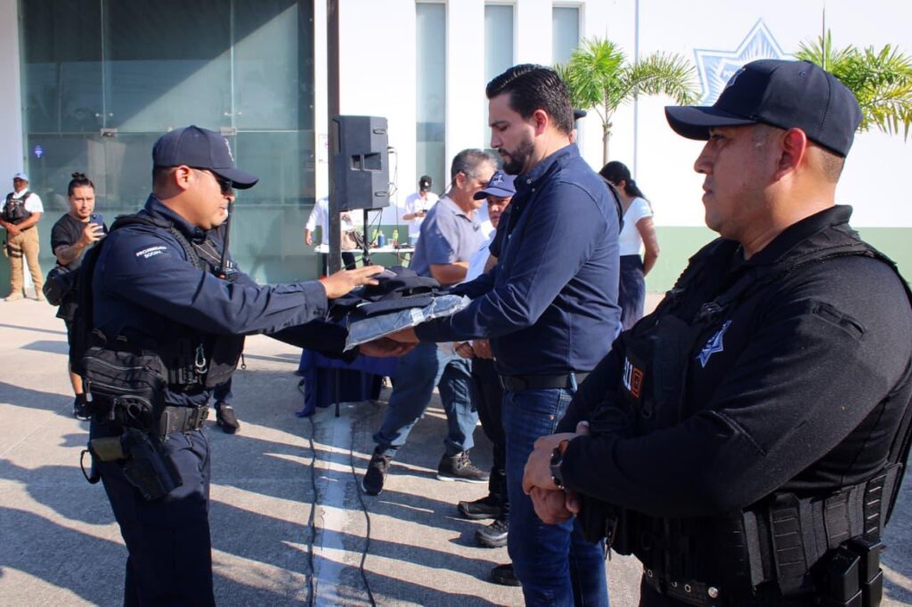 Luis Munguía entrega nuevas patrullas y uniformes para la Policía Municipal