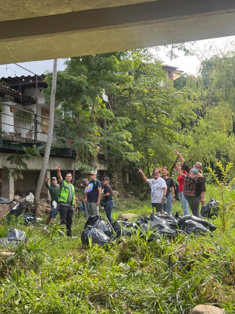 Gobierno Municipal retira media tonelada de basura del río Cuale