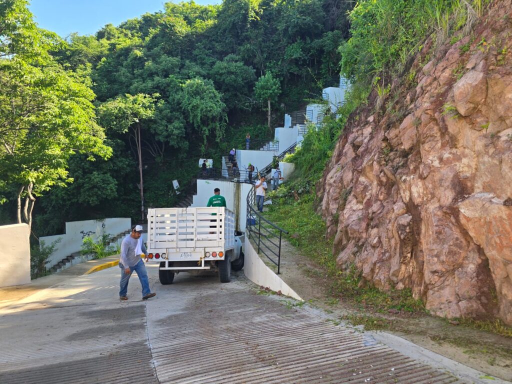 Gobierno Municipal realiza labores de limpieza en el Mirador del Cerro de la Cruz