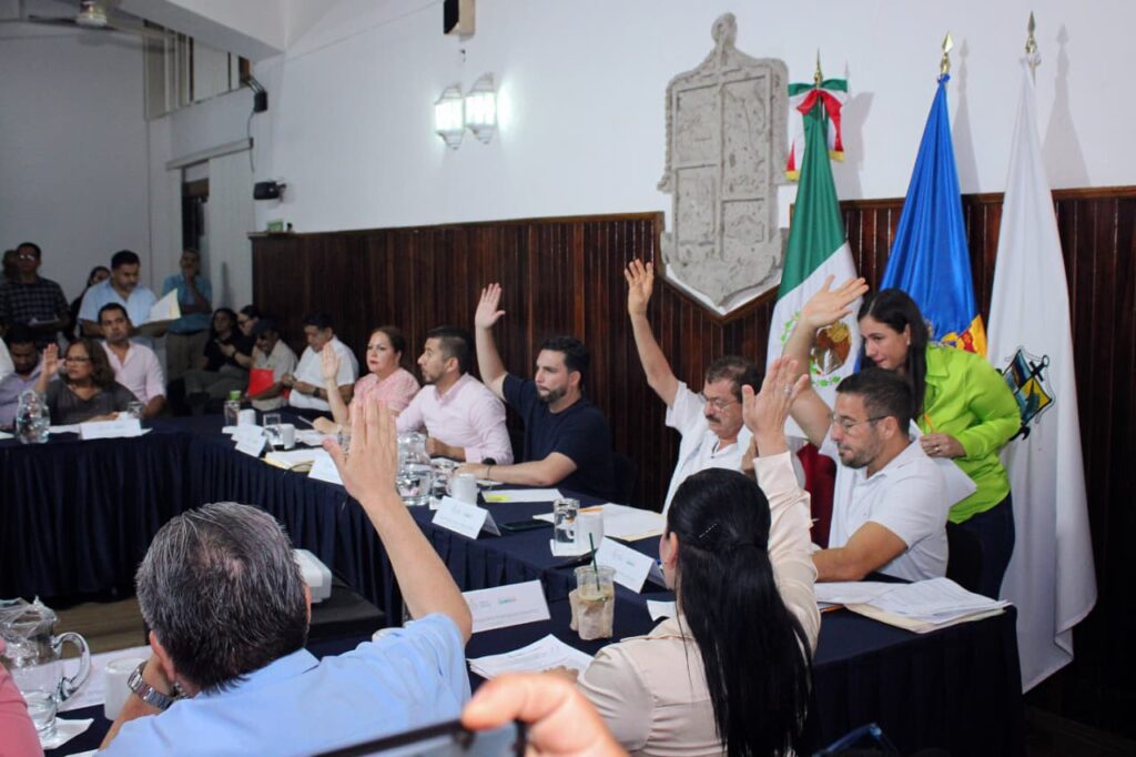Ayuntamiento entrega apoyo a locatarios afectados por incendio en el mercado 5 de Diciembre