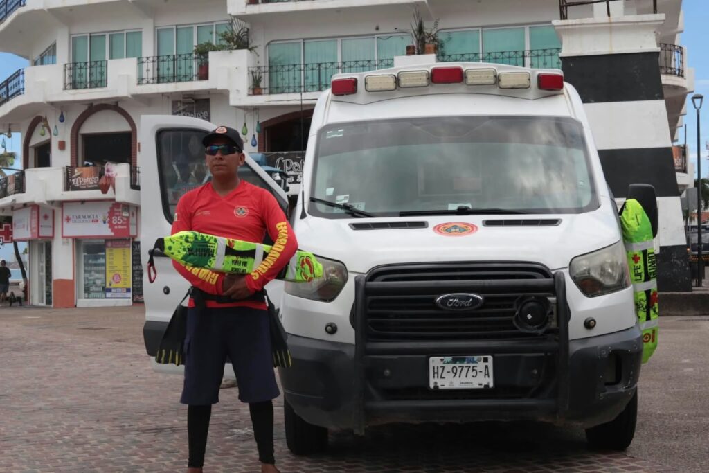Continúa Gobierno Municipal labores de atención por lluvias y oleaje en Las Glorias