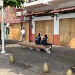 Locatarios del Malecón refuerzan sus negocios ante amenaza de huracán y fuerte oleaje
