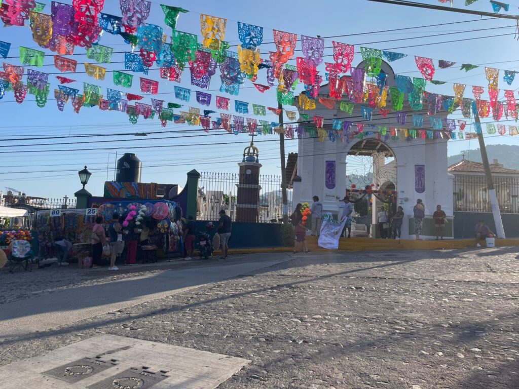 Gobierno de Puerto Vallarta regula comercio en panteones por Día de Muertos
