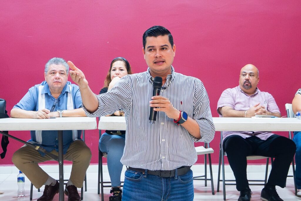 Escucha Carlos Ruiz a vecinos de Versalles y asume compromisos