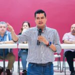 Escucha Carlos Ruiz a vecinos de Versalles y asume compromisos