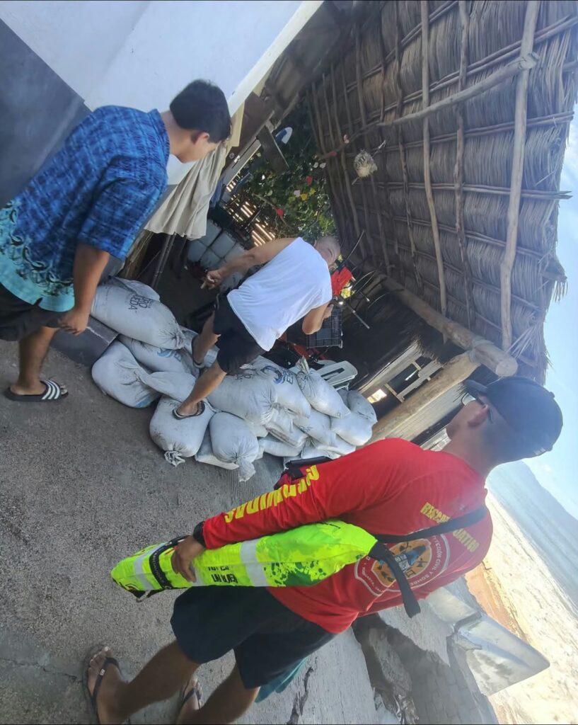 Protección Civil brinda apoyo a comerciantes de Playa de Oro