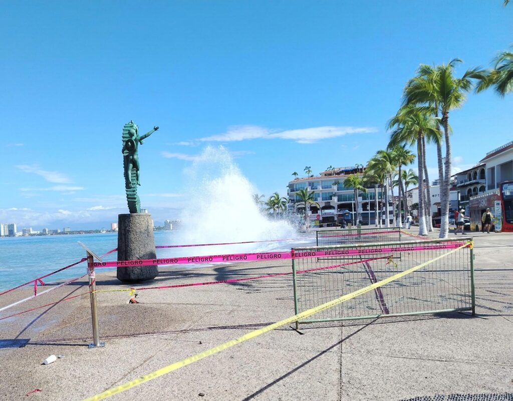 Mantienen restricciones en el Malecón por oleaje elevado y bandera roja