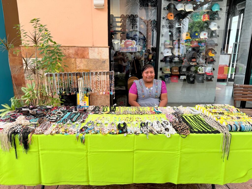 Emprendedores de sectores prioritarios exhiben su talento en Mercado Vallarta Incluye